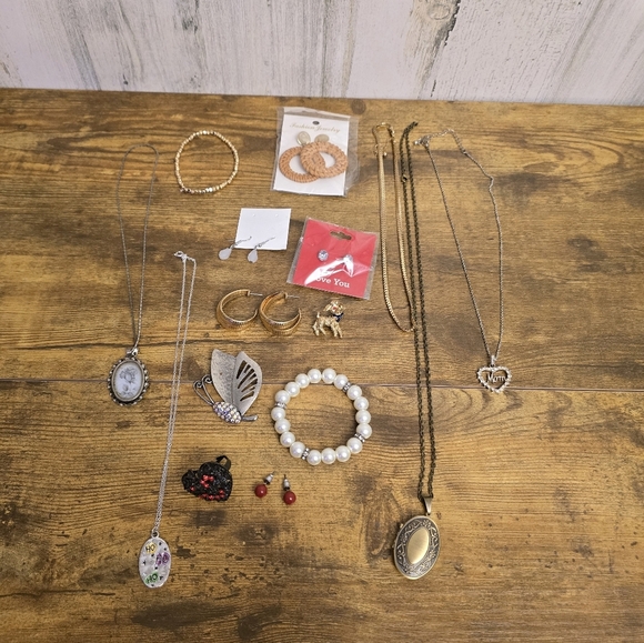 Jewerly Lot Of 15, Necklaces, Pendants, Earrings, Bracelets. Nothing Broken - Picture 6 of 6